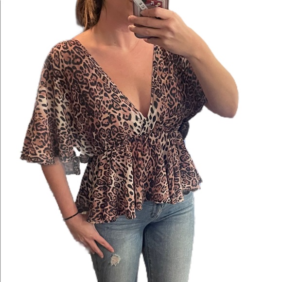 PrettyLittleThing Leopard Plunge V-neck Blouse - Picture 2 of 6